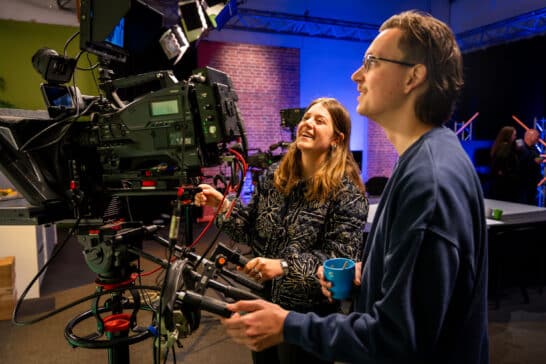 Camera met twee medewerkers van een omroep